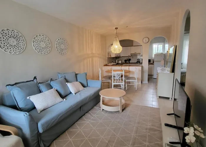 アパート Stella Blanca 2 Bedrooms With Small Garden And Pool フエンヒロラ